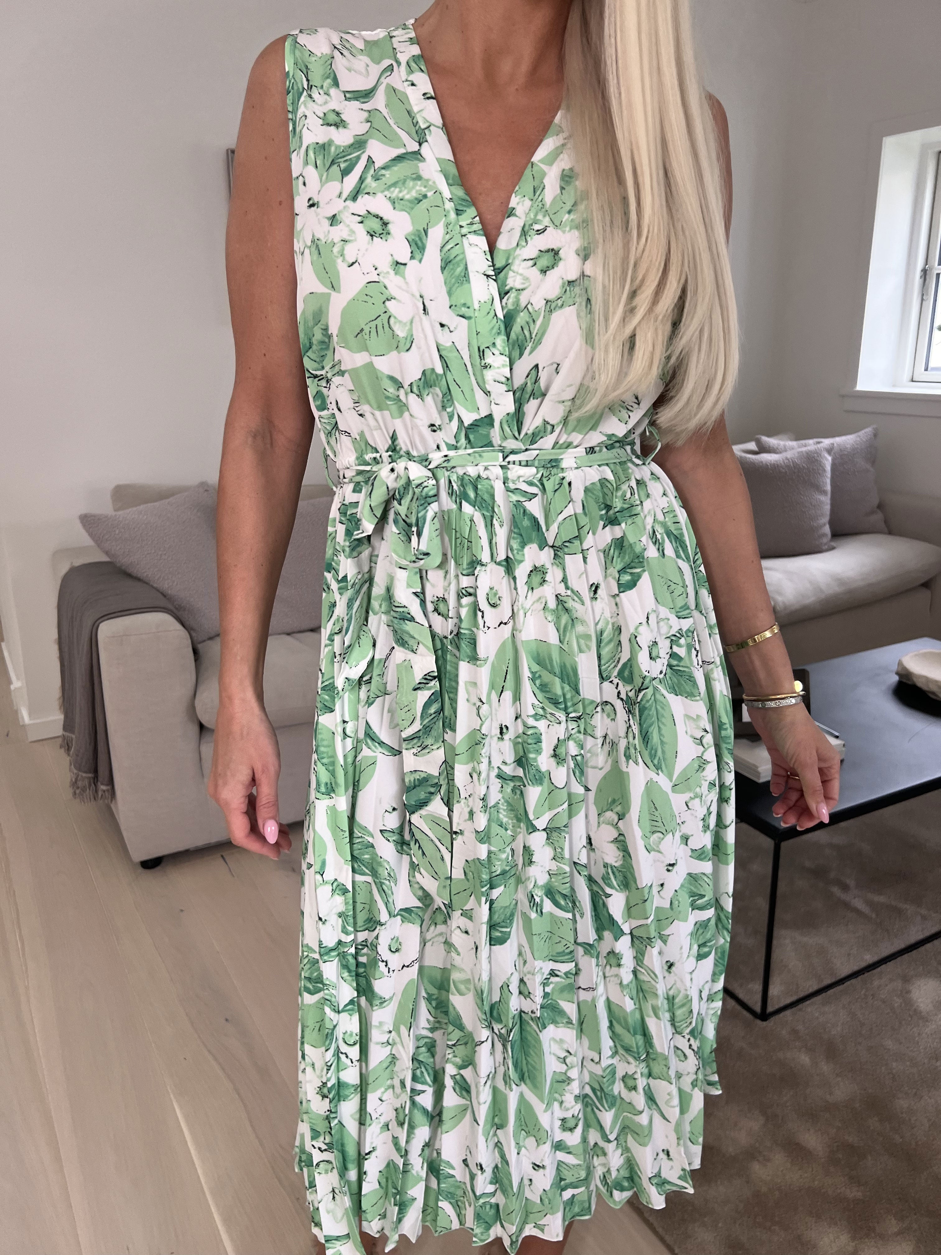 Amelie - Blomstret kjole med plissering